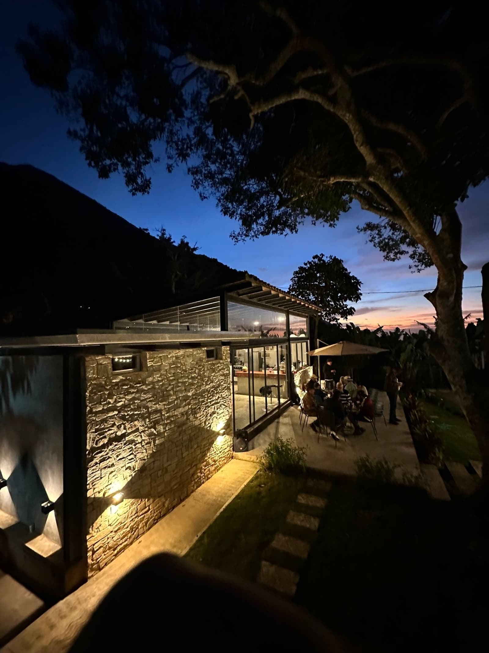 Atardecer sobre la terraza de Eden House en Galipán